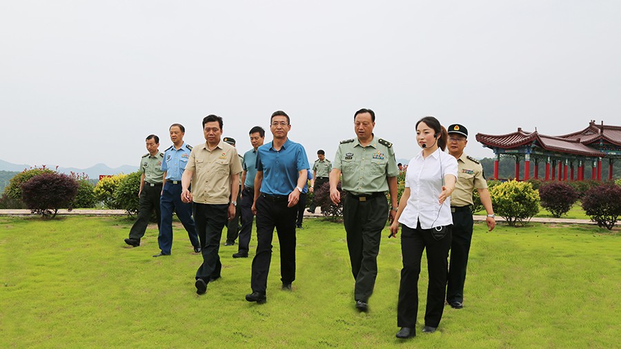 17-2020年7月，省委常委、省軍區司令員王文清蒞臨金徽股份調研企業編兵和綠色礦山建設工作是表示：金徽股份將民兵作為企業應急救援力量的一員，充分發揮了民兵作用，立起了在企業編兵的標桿。.jpg