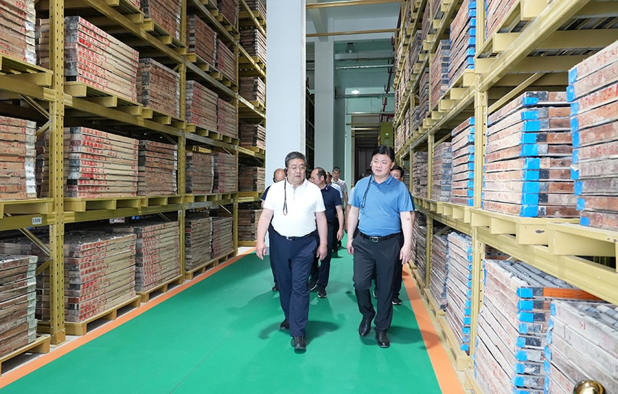 51-2022年6月，省農業農村廳一級巡視員朱寶瑩蒞臨金徽股份調研綠色礦山建設工作。.jpg