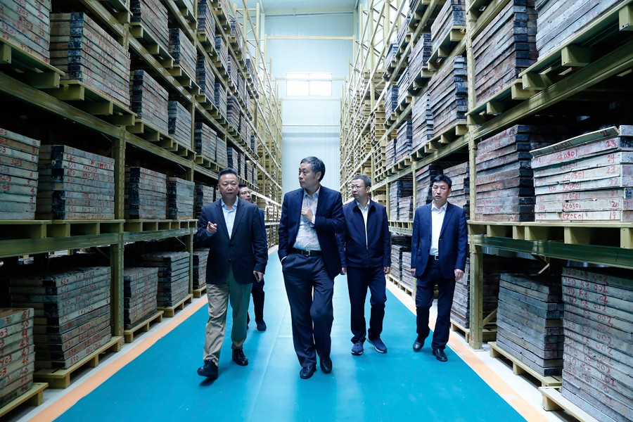 55-2019年4月，全國綠色礦山建設標準解讀與經驗交流研討會——綠色礦業發展萬里行（隴南站）活動在金徽股份舉辦。中國礦業聯合會黨委書記、會長彭齊鳴出席主持會議，并就金徽股份的綠色礦山建設情況進行調研。.jpg